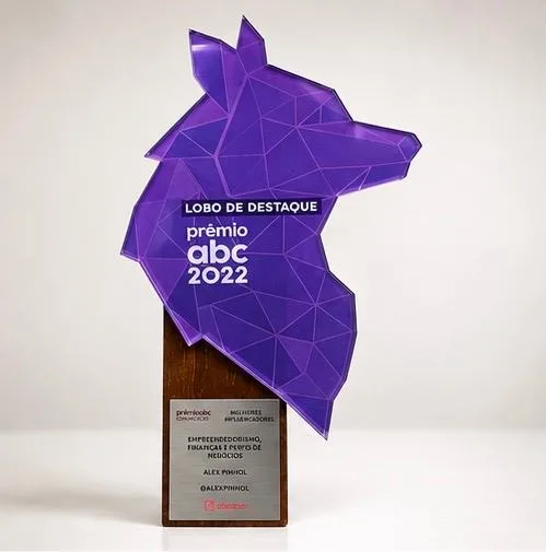 Troféu Lobo de Destaque roxo do Prêmio ABC 2022, com a placa gravada “Melhores Influenciadores — Empreendedorismo, Finanças e Futuro de Negócios — Alex Pinhol”